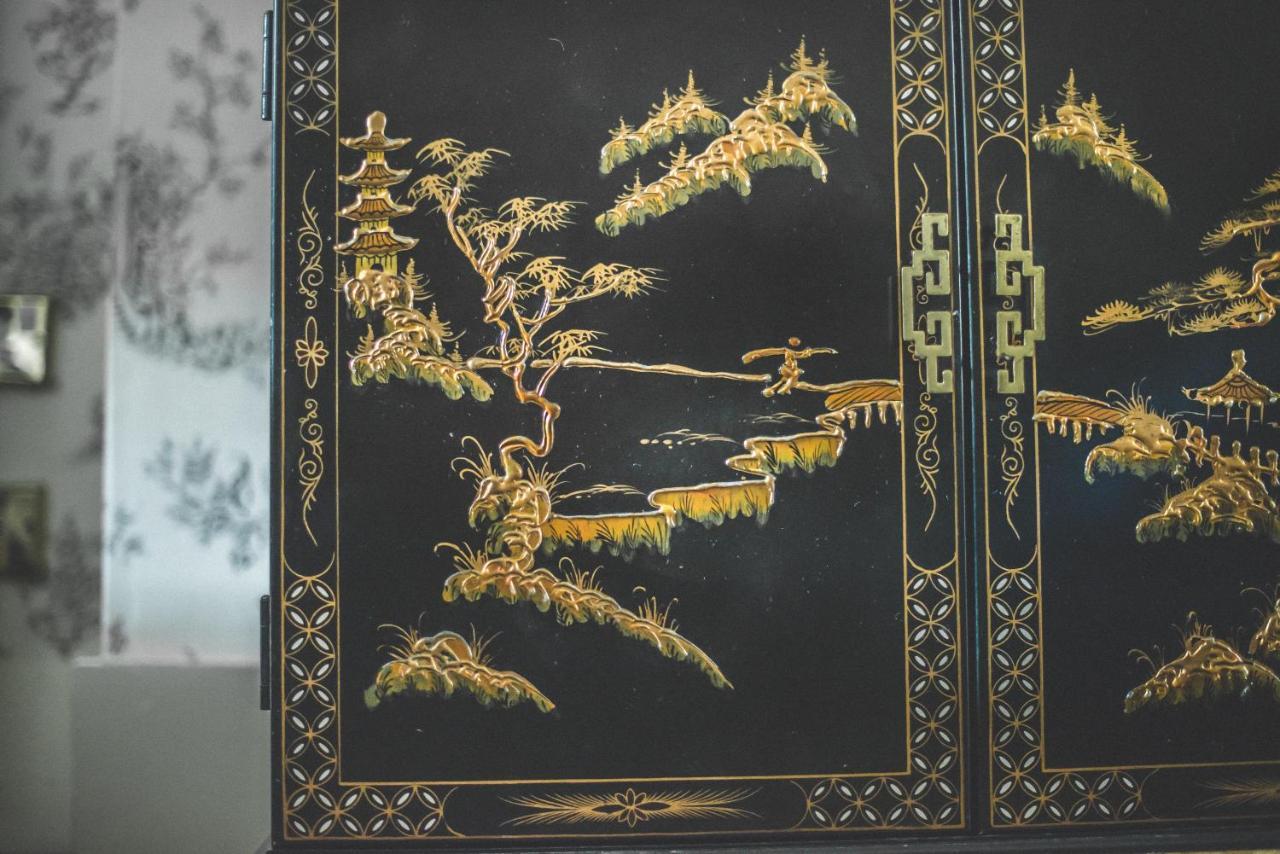 Jeakes House Bed & Breakfast Rye Exterior photo Detail of a lacquerware cabinet