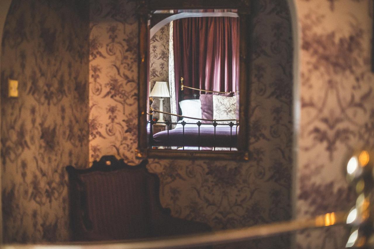 Jeakes House Bed & Breakfast Rye Exterior photo A mirror in a hotel room