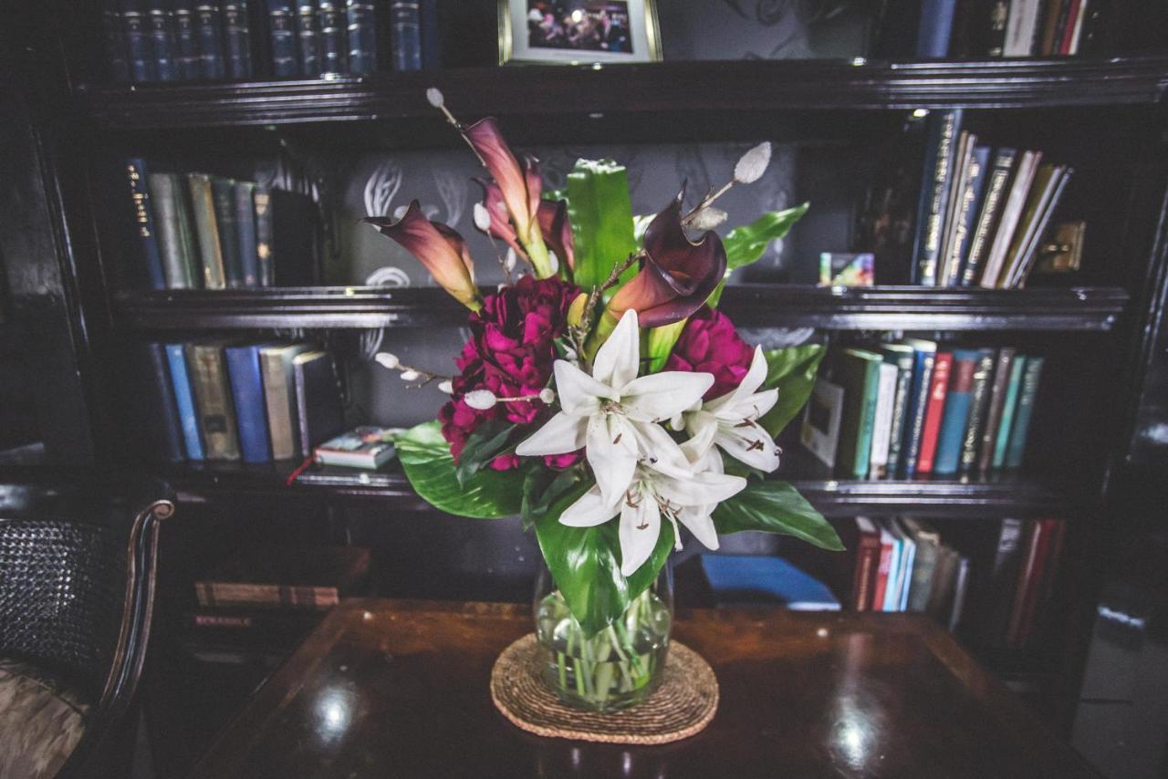 Jeakes House Bed & Breakfast Rye Exterior photo A bouquet of flowers