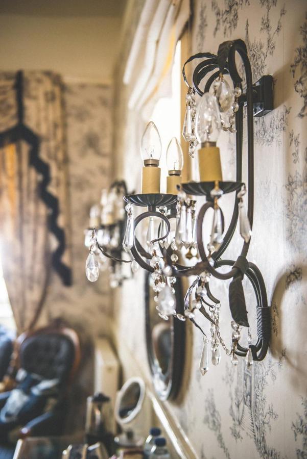 Jeakes House Bed & Breakfast Rye Exterior photo A wall light