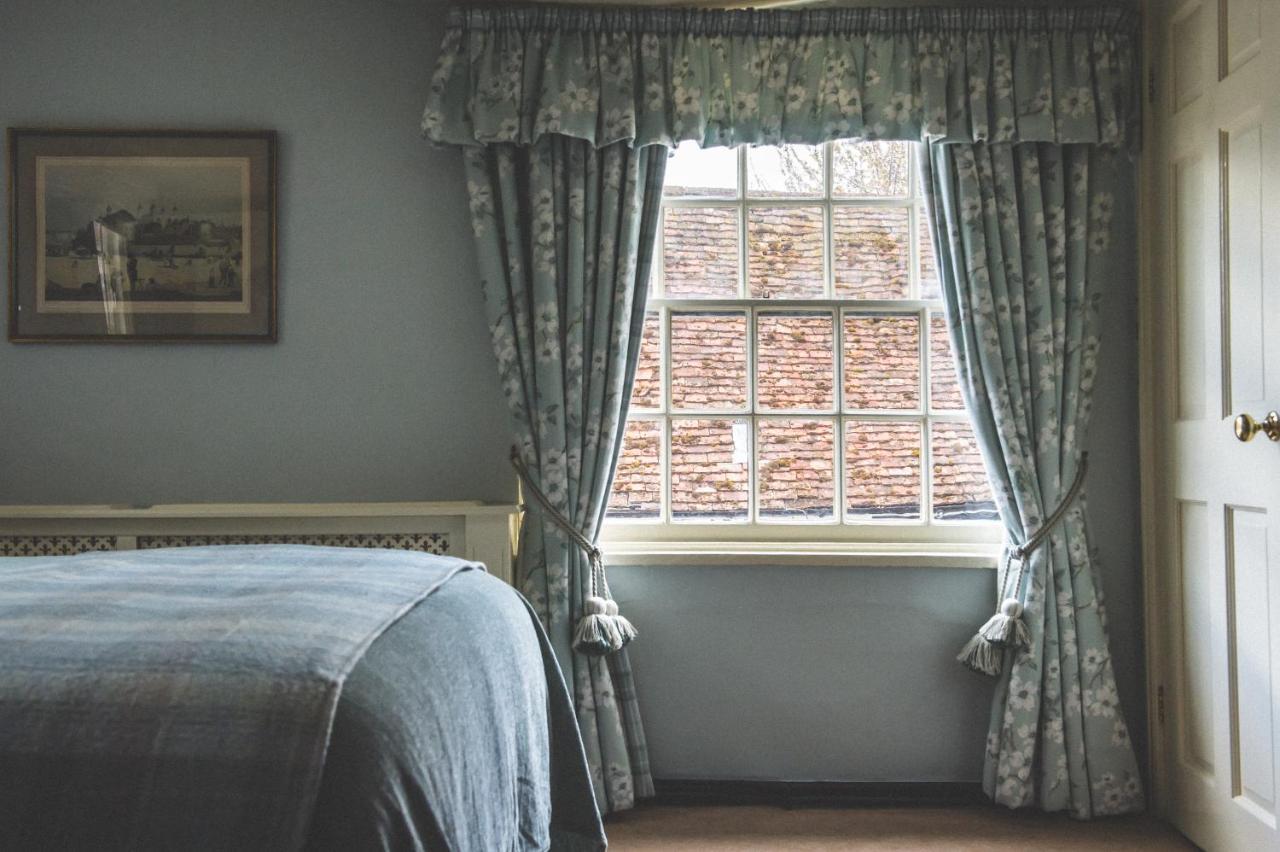 Jeakes House Bed & Breakfast Rye Exterior photo Curtains in a bedroom